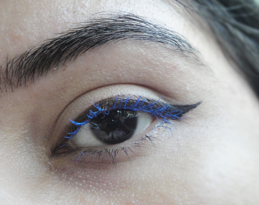 blue mascara makeup
